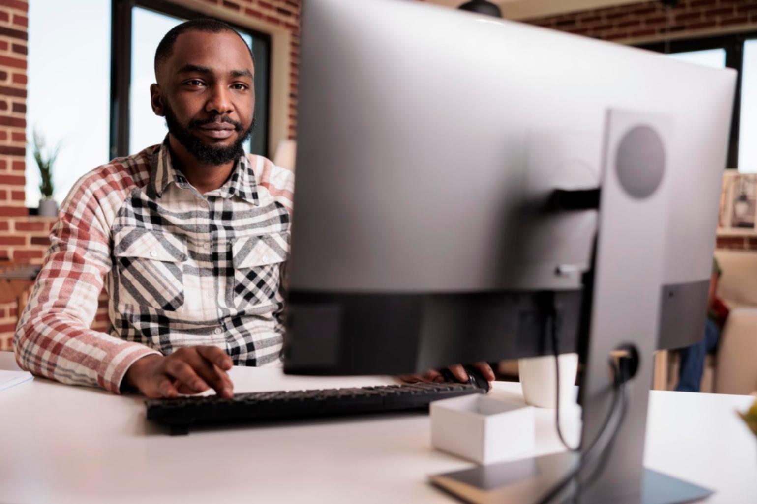 Studierende arbeiten gemeinsam an KI-Projekten